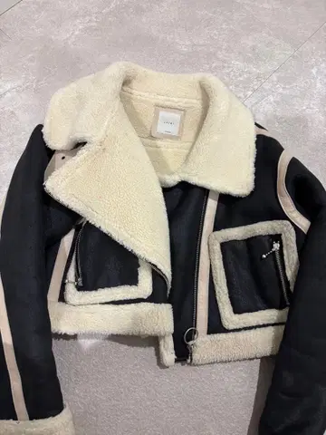 JUEMI 숏 기장 무스탕 코트 블랙/아이보리