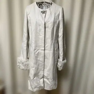 화이트 퍼 부착 롱 코트 사이즈 40