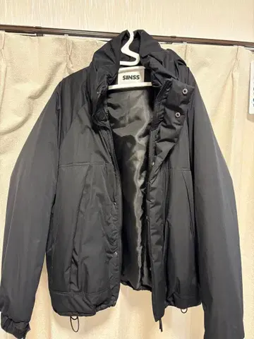 블랙 다운 자켓 후드 부착