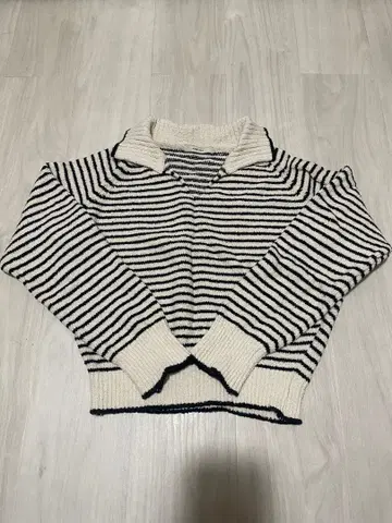 V넥 스트라이프 니트