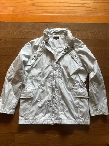 화이트 자켓 버튼 포함