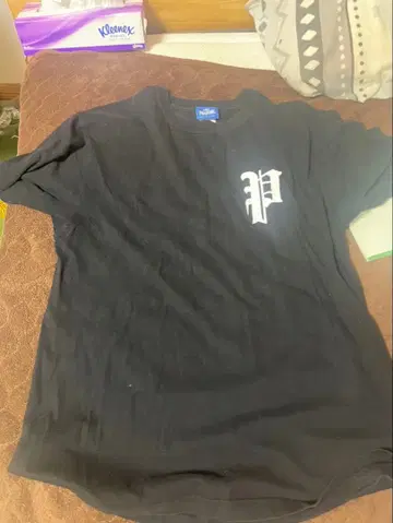 블랙 T셔츠 프론트 [ P ] 로고 백 [ PHATRNK ]