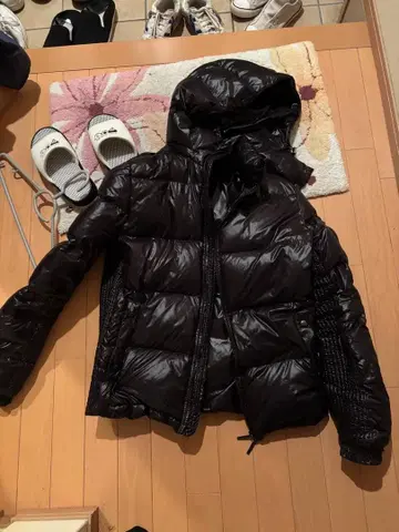 TATRAS 블랙 후드 부착 다운 자켓