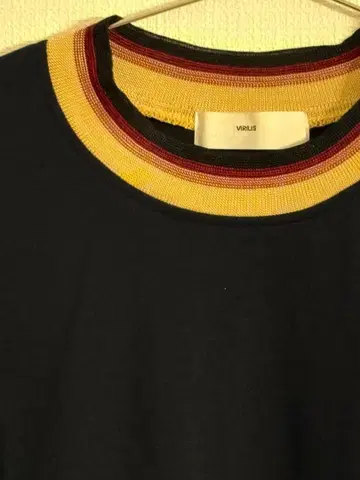 VIRILIS 블랙 T셔츠 리브 옷깃