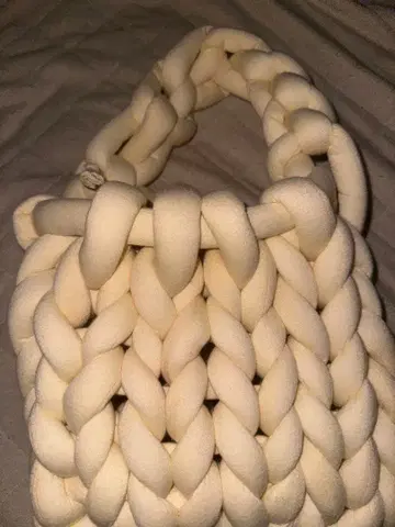 크림색 뜨개질 핸드백