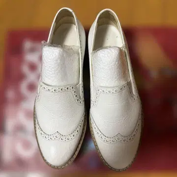 화이트 브로그 스타일 로퍼