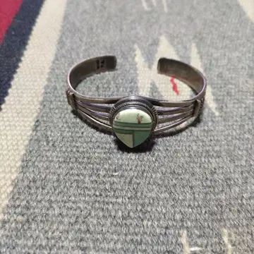 터콰이즈 원석 실버 뱅글입니다.