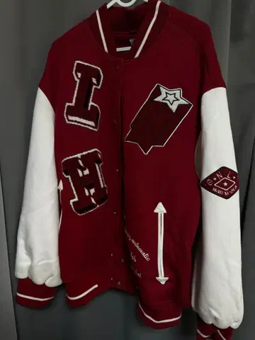 빨간색과 화이트의 자수 바시티 자켓