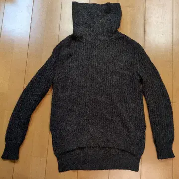 The Virginia 다크 그레이 하이넥 니트