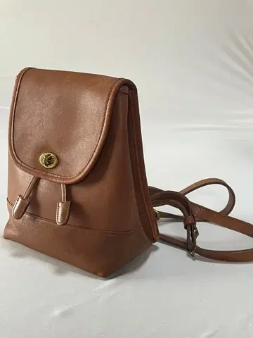 브라운 가죽 플랩 백팩