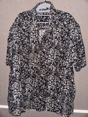 알로하 셔츠 블랙 앤 화이트 꽃무늬 반팔