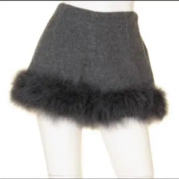 릴리 브라운 페더 숏팬츠