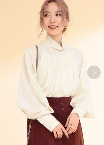 Ray BEAMS / 프론트 개더 하이넥 블라우스