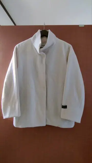 [ ROUGE Vif ] 화이트 스탠드 카라 숏코트