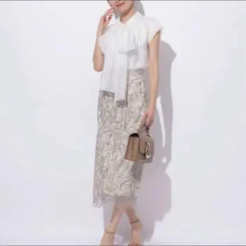 미사용 새상품 Apuweiser-riche 라인 자수 타이트 스커트 SS