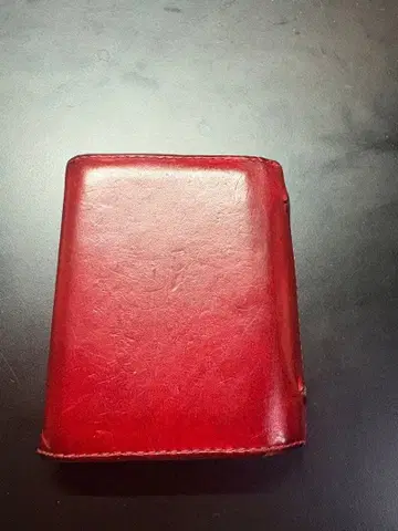 엠피우 가죽제 빨간색 접이식 지갑 금장 장식 포함