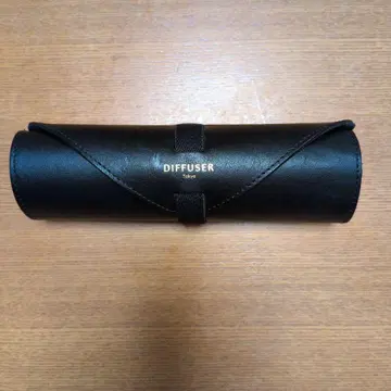 DIFFUSER 블랙 가죽 안경 케이스