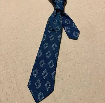 SHIPS 네이비 다이아몬드 패턴 넥타이