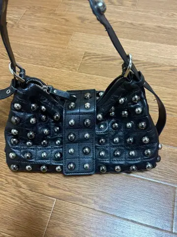 스터드 장식 블랙 가죽 핸드백 ZARA