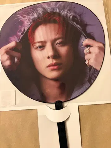 아이돌 부채 빨간 머리 보라색 배경