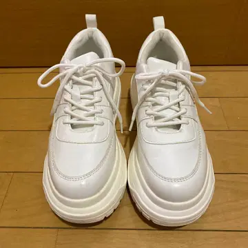 화이트 통굽 스니커즈