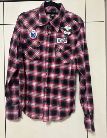 빨간색과 블랙 체크 무늬 플란넬 셔츠