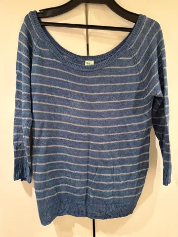 론 헤르만 파랑과 화이트 스트라이프 오프숄더 스웨터