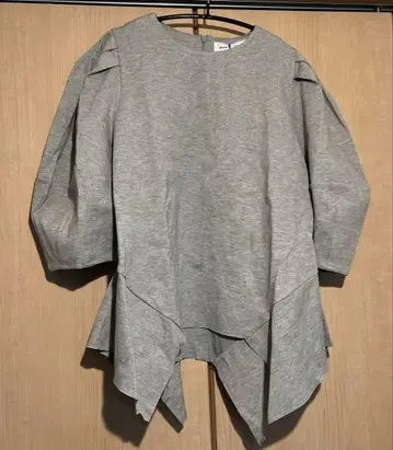 HeRIN.CYE 미사용 새상품 그레이 오부소매 비대칭 탑