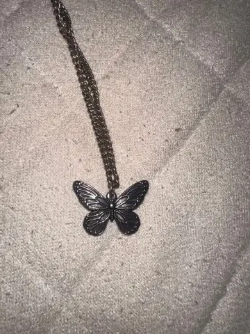 블랙 나비 목걸이