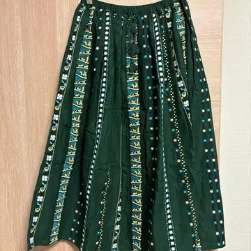 [ 새상품 택 포함 ] 마블슈드 자수 다크 그린 플레어 스커트