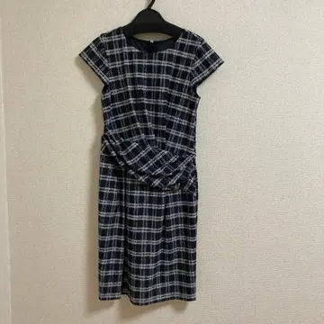 네이비와 화이트 체크 무늬 반팔 원피스