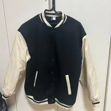 바시티 자켓 블랙과 아이보리