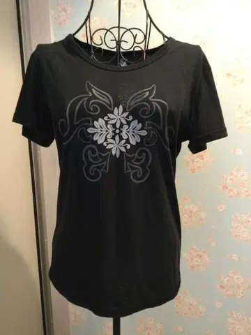 미사용 새상품 블랙 플라워 프린트 T셔츠 L