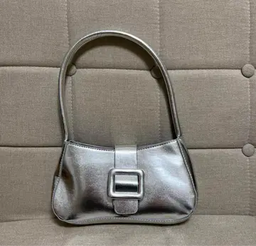 실버 버킷형 핸드백