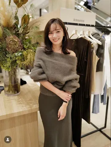 [ 미사용 새상품 ] 아뉴앙스 라쿤 폭스 오프숄더 니트 모카