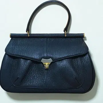 가죽 핸드백 골드 금장 장식 플랩식 블랙