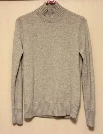 23구 S 베이지 캐시미어 혼방 하이넥 니트