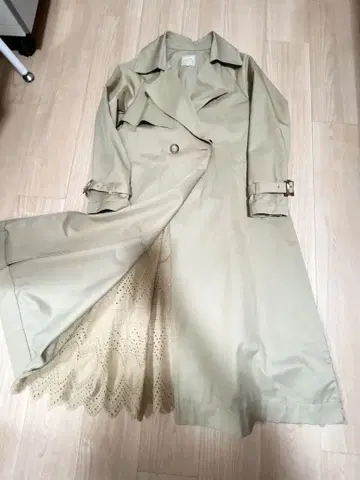 라모아르 드 럭스 백 레이스 트렌치코트