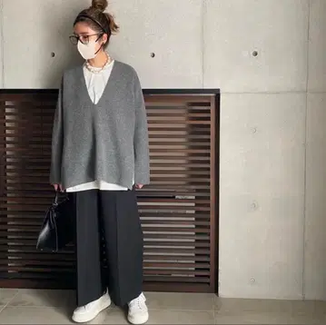 LOHEN 로헨 V넥 니트