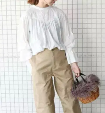 슬로브 이에나 화이트 프릴 자수 긴팔 셔츠