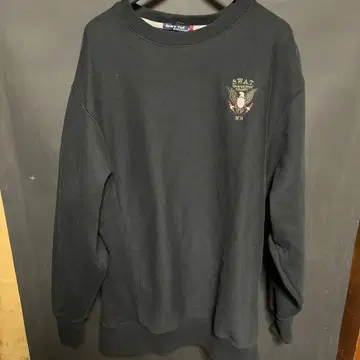 SWAT 로고 자수 블랙 크루넥 맨투맨