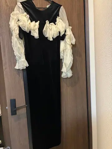 프릴이 달린 블랙 드레스