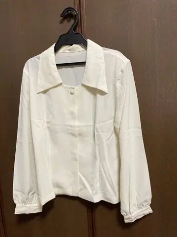 화이트 긴팔 셔츠 버튼 포함, 정장으로도 활용 가능