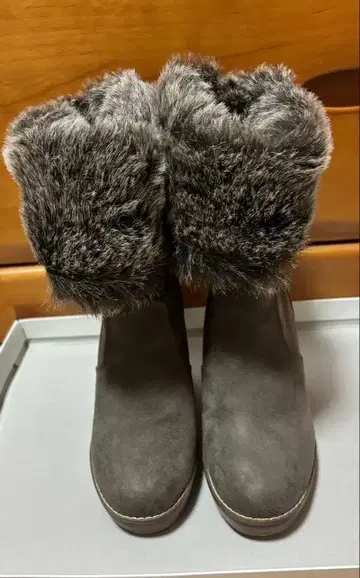 컨디션 최상 퍼 달린 스웨이드 부츠 37