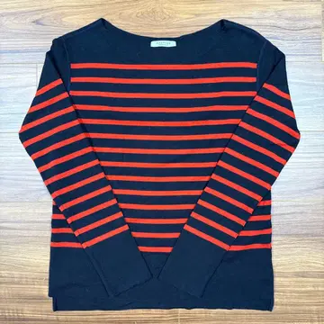 빨간색과 네이비 스트라이프 긴팔 니트