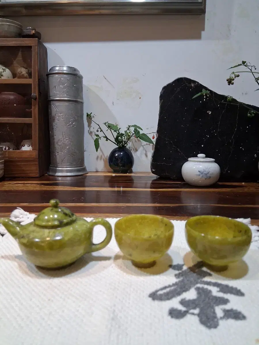 High-quality jade teapot and teacups