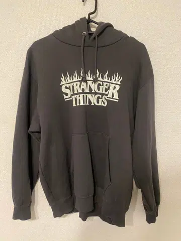 스트레인저 씽스 프레임 로고 후드 부착 맨투맨