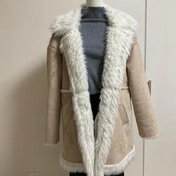 베이지 페이크 무스탕 코트