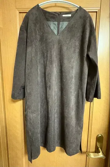 다크 브라운 V넥 원피스