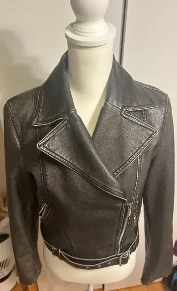 다크 그레이 가죽 라이더 자켓